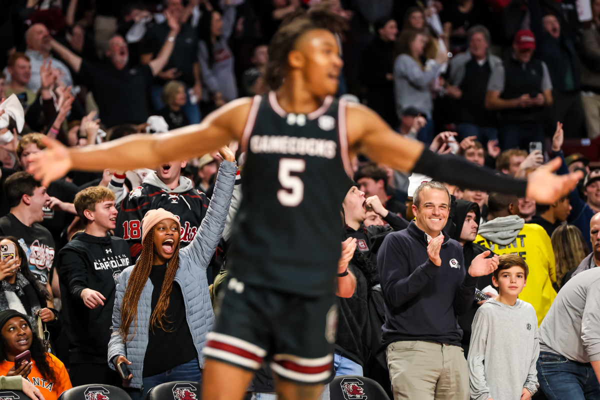 Shane Beamer with his son Hunter cheering on the Gamecocks men's b-ball team this past Tuesday vs Kentucky (23rd Jan., 2024)